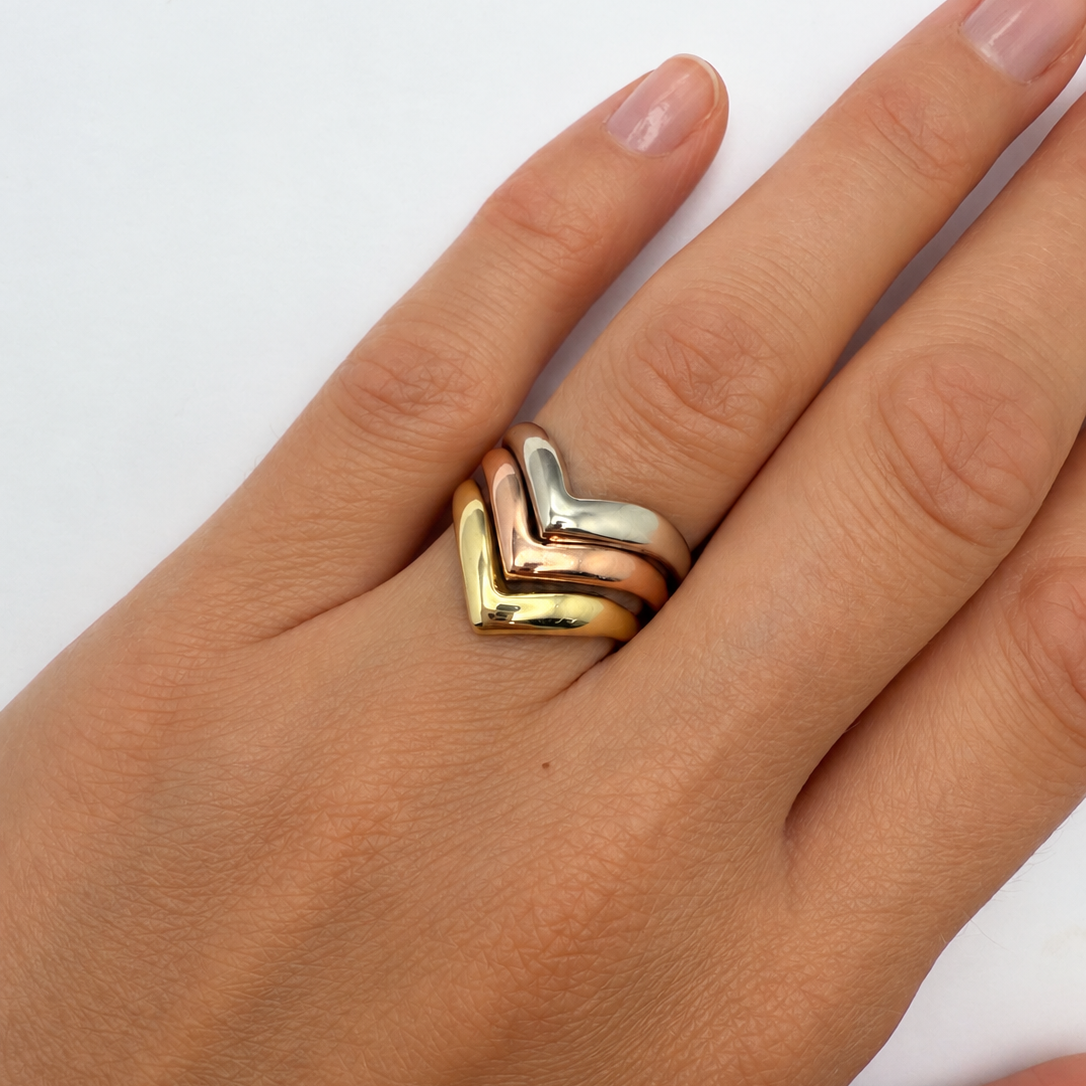 Bague jonc trois or de forme chevrons des années 80