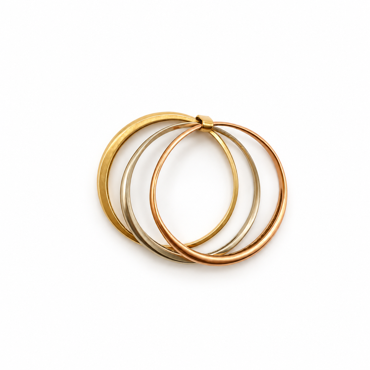 Vue de dessus d’une bague à trois anneaux entrelacés en trois ors 18 carats
