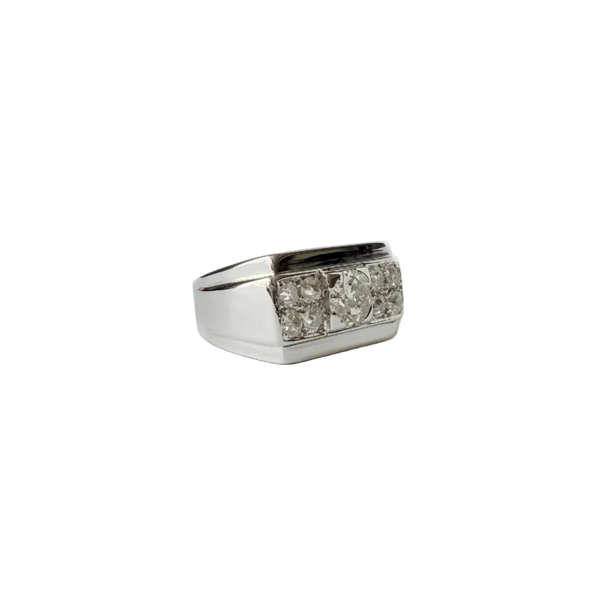 Bague Tank Art Déco en or gris 18 carats avec diamant central et entourage de 8 diamants taille brillant, bague de fiançailles vintage années 1950.