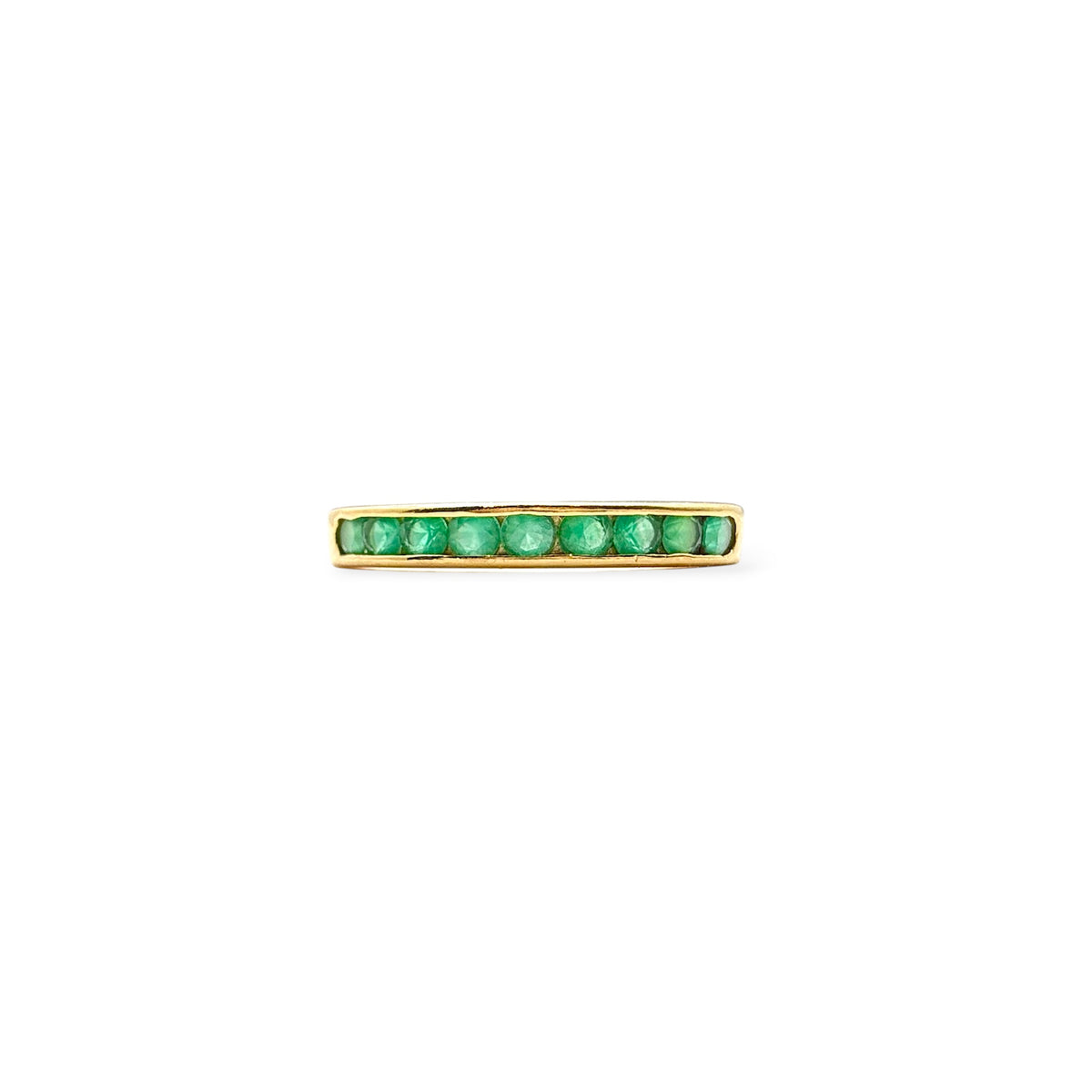 Demi-alliance en or jaune 18 carats sertie de neuf émeraudes naturelles, années 1990