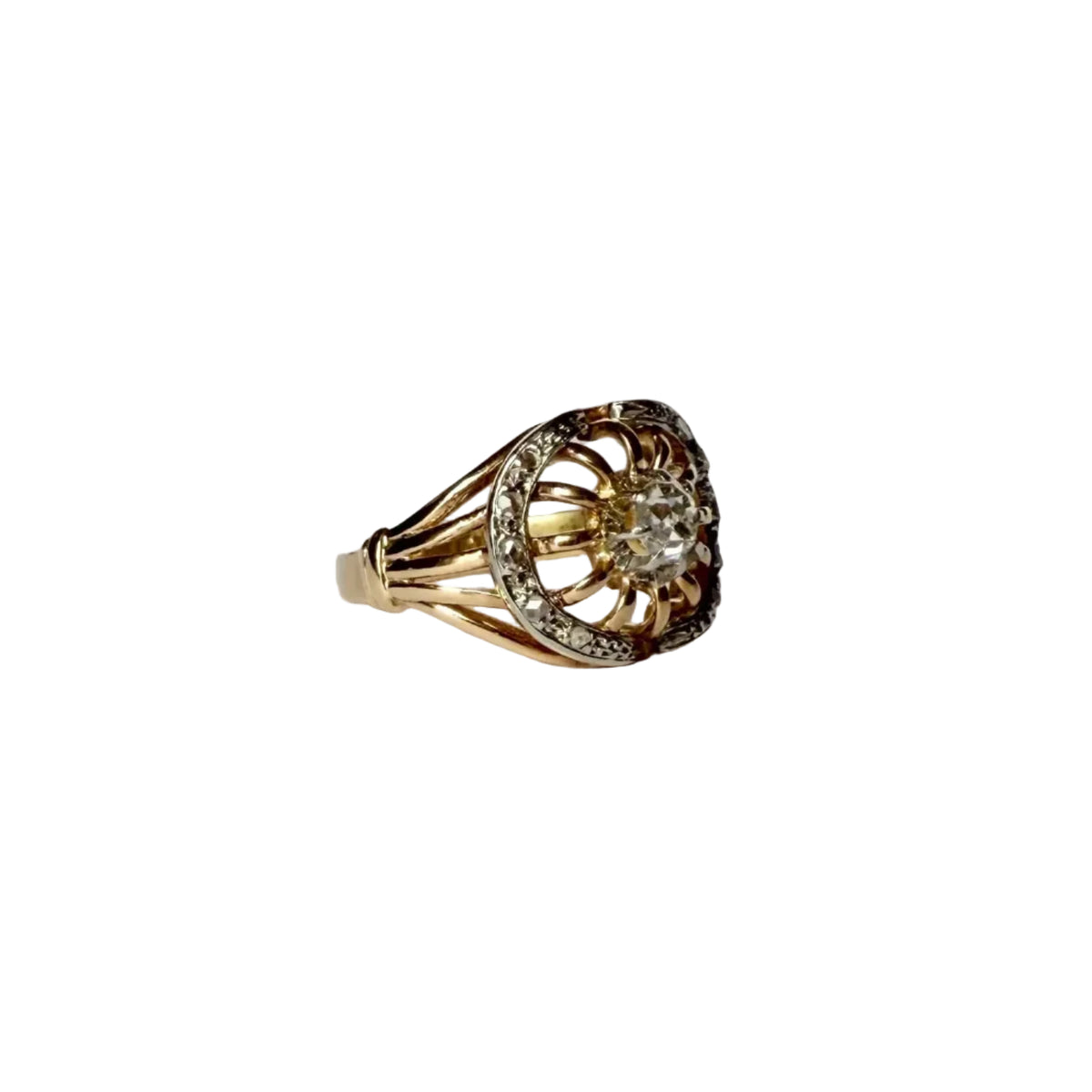 Bague vintage vers 1920 en forme de soleil en or jaune 18 carats et diamant taille ancienne.