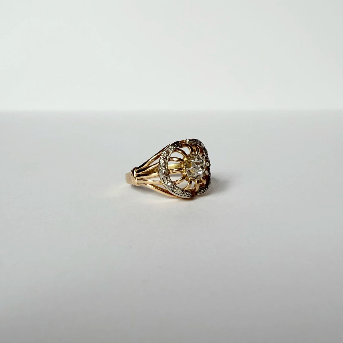 Bague vintage vers 1920 en forme de soleil en or jaune 18 carats et diamant taille ancienne.