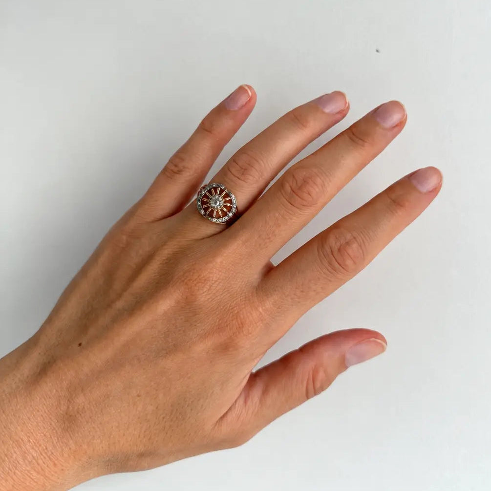 Bague vintage dumilieu du XXe siècle ornée d'un diamant taille ancienne dans un entourage ajouré à fil. 