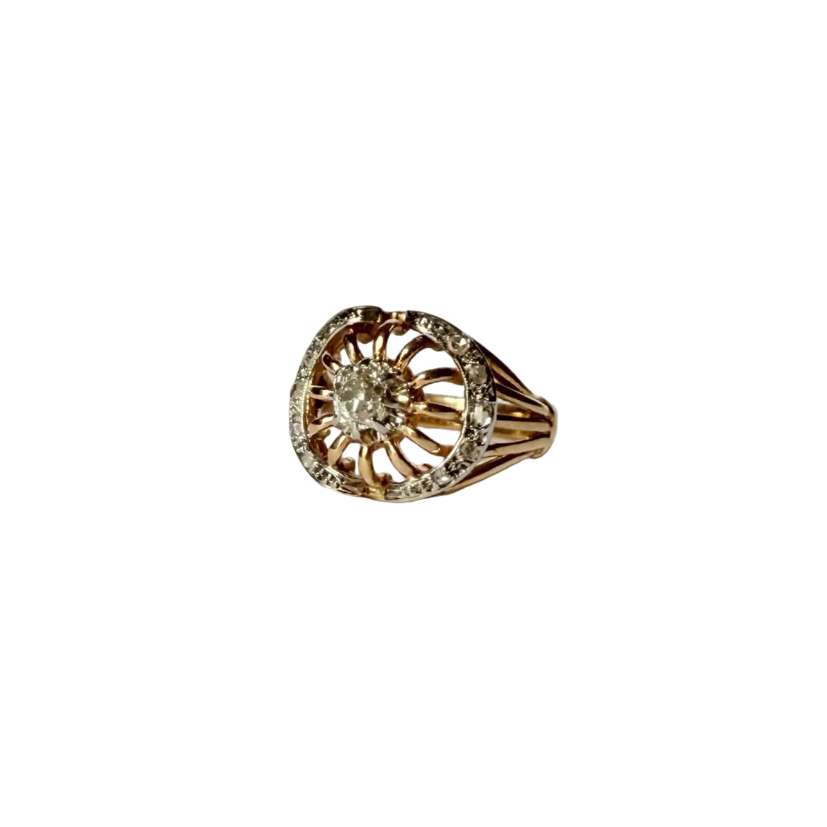 Bague vintage monture ajourée en or jaune 18 carats ornée d'un diamant taille ancienne et de diamants rose.