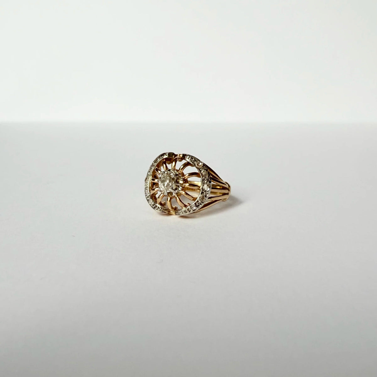 Bague vintage monture ajourée en or jaune 18 carats ornée d'un diamant taille ancienne et de diamants rose.