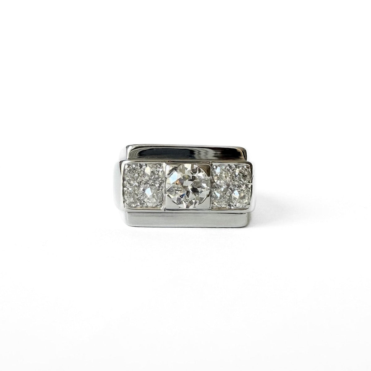 Bague Tank Art Déco en or gris 18 carats avec diamant central et entourage de 8 diamants taille brillant, bague de fiançailles vintage années 1950.