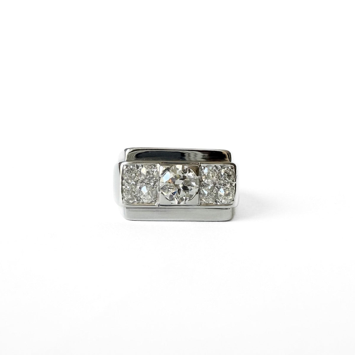 Bague Tank Art Déco en or gris 18 carats avec diamant central et entourage de 8 diamants taille brillant, bague de fiançailles vintage années 1950.