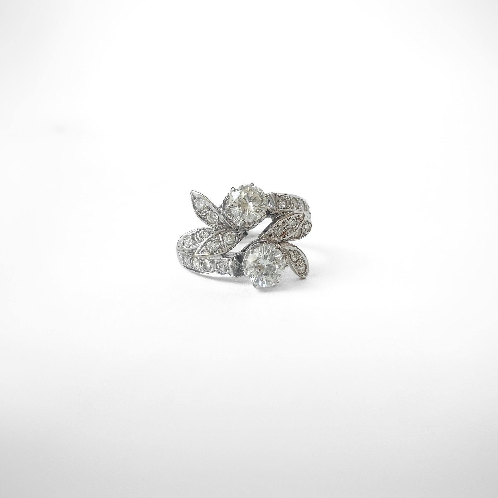 Bague Toi et Moi en or gris 18 carats avec deux diamants taille ancienne et pavage de diamants, idéale bague de fiançailles vintage années 1950.