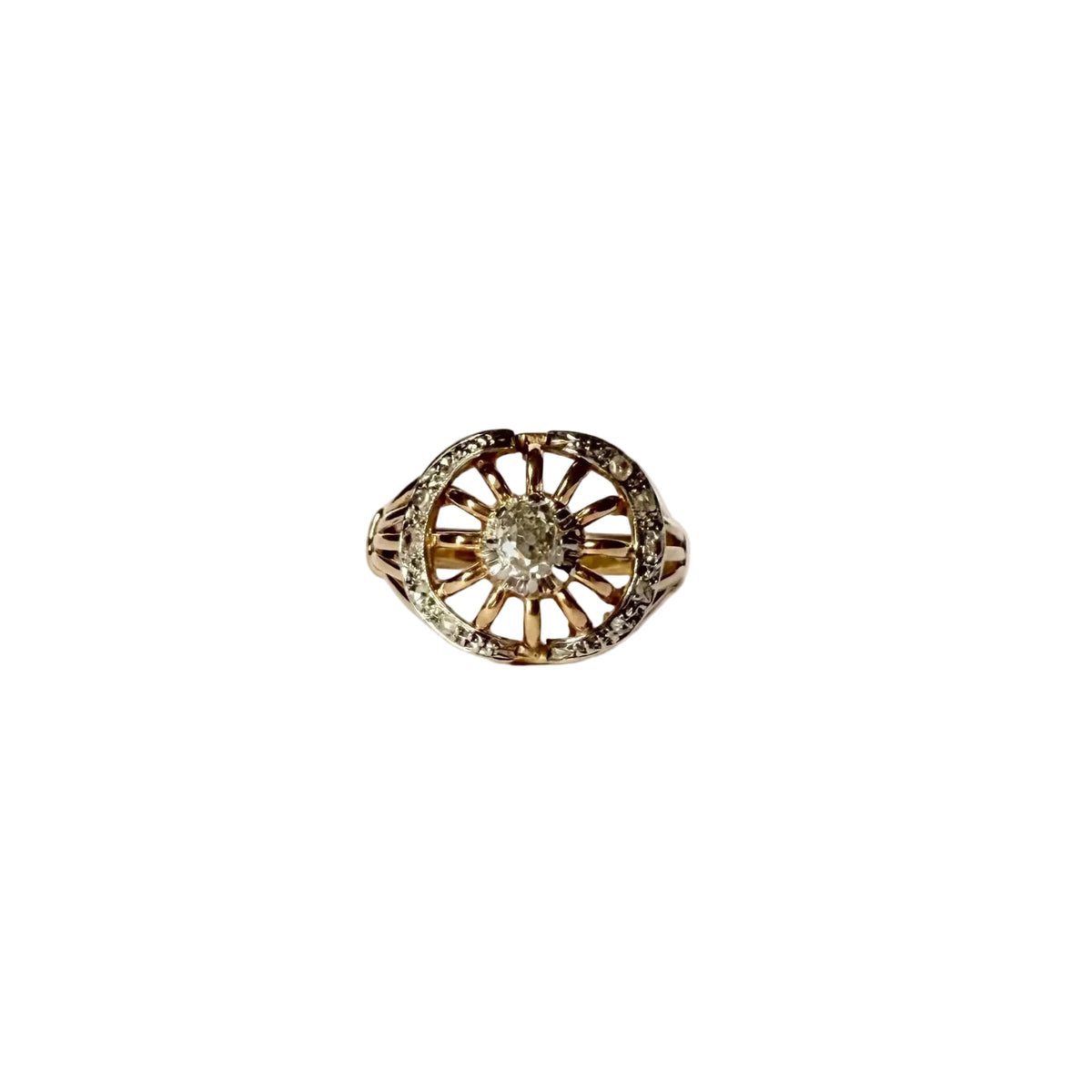 Bague vintage diamant taille ancienne sur une monture ajourée en or jaune 18 carats.