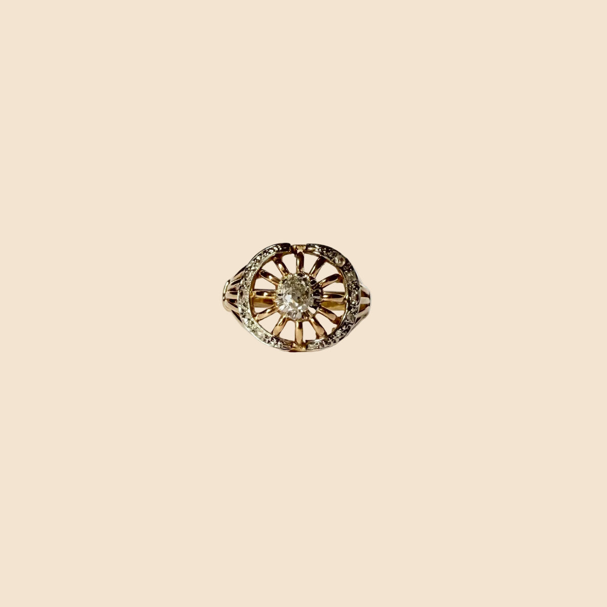 Bague vintage diamant taille ancienne sur une monture ajourée en or jaune 18 carats.