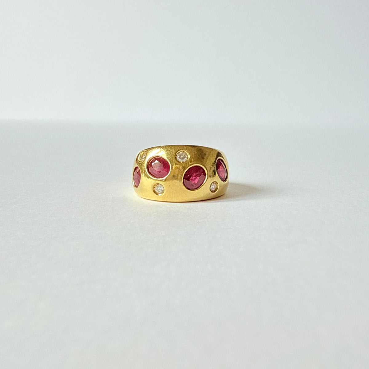 Bague vintage de forme bandeau en or jaune 18 carats ornée de rubis naturels non chauffés et de diamants