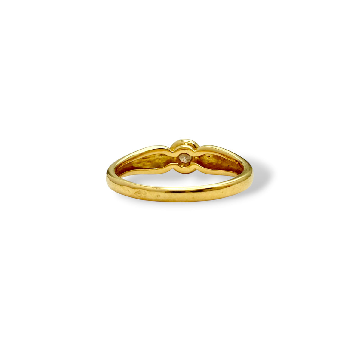 Bague solitaire en or jaune 18 carats sertie d’un diamant en serti clos d’environ 0,07 carat, bijou raffiné symbole d’amour éternel et d’engagement, vue de dos