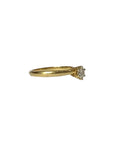 Bague solitaire en or jaune 18 carats ornée d'un diamant de 0,2 carats, vue de profil.