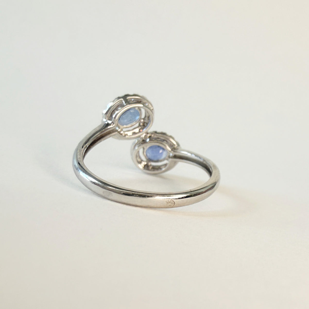 Bague ancienne en or gris 750 sertie de deux saphirs ovales d’environ 0,5 carat chacun et de diamants brillants, vue de dos.