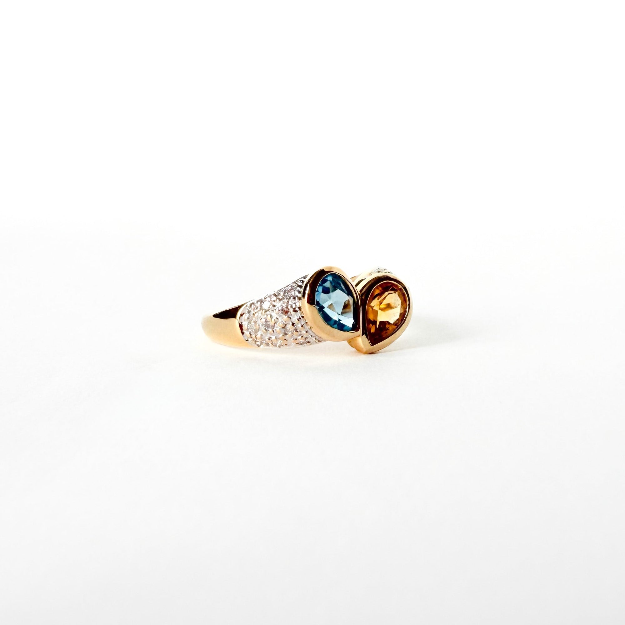 Bague ancienne Toi & Moi en or jaune sertie d’une citrine, d’une aigue-marine et de diamants des années 1980.