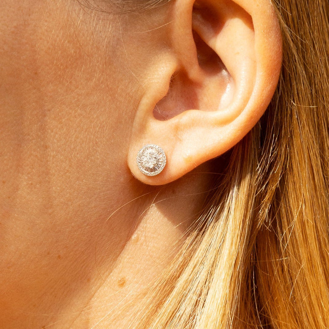 Paire de puces d’oreilles en or blanc 18 carats avec diamants ronds et diamants baguette, fermoirs poussettes belges, bijou moderne et unique.