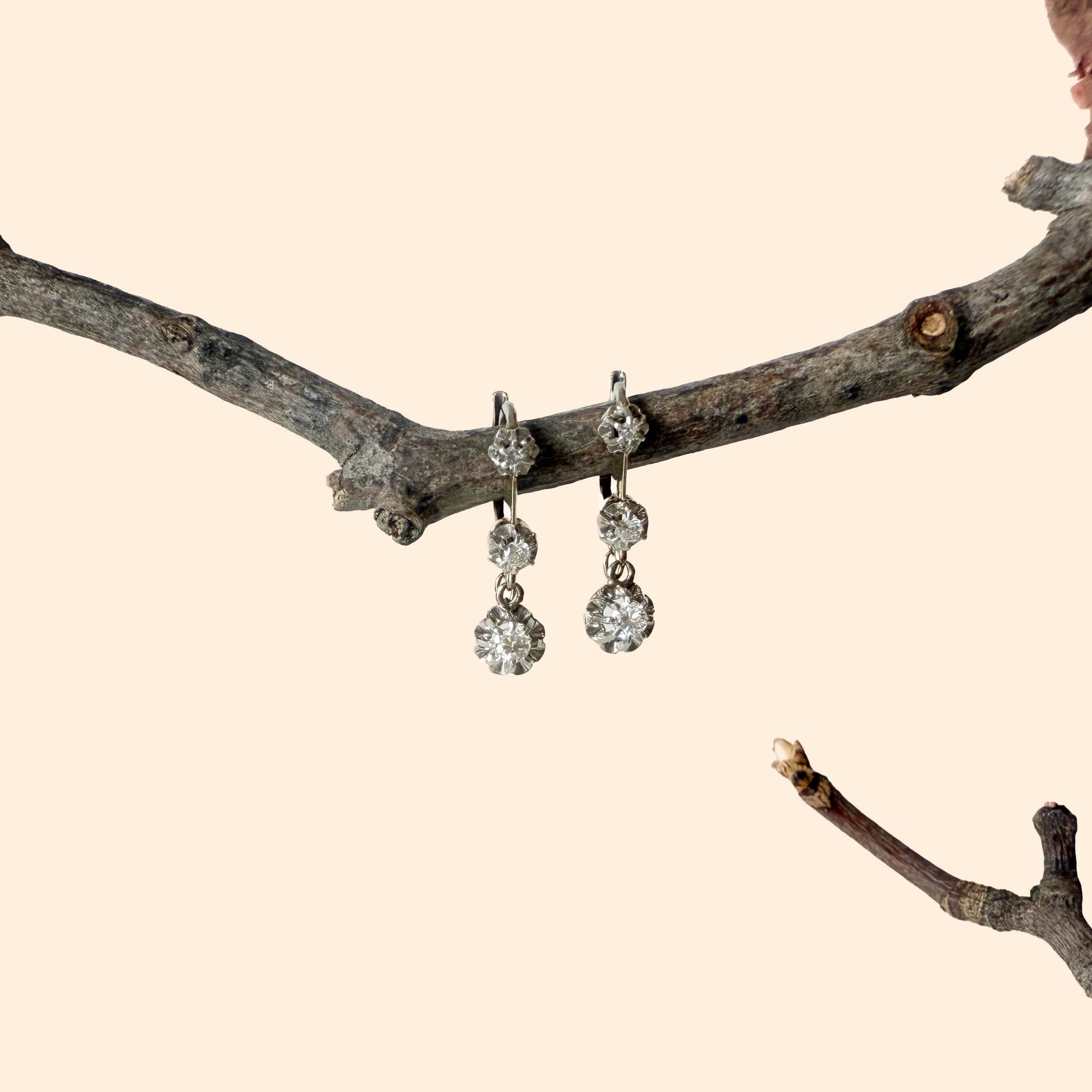 Paire de dormeuses anciennes en or gris 18 carats et platine, ornées de diamants taille ancienne – boucles d’oreilles Belle Époque élégantes et raffinées.