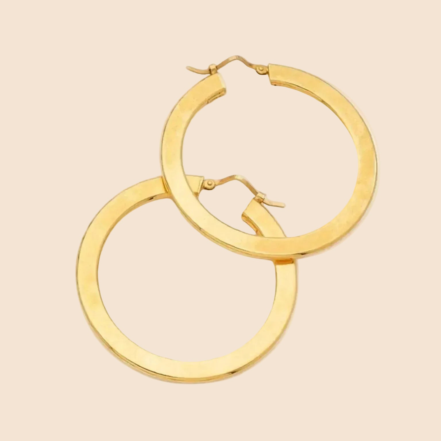 Paire de boucles d’oreilles créoles rondes à section plate en or jaune 18 carats, bijoux vintage des années 1990, pièce unique de luxe.