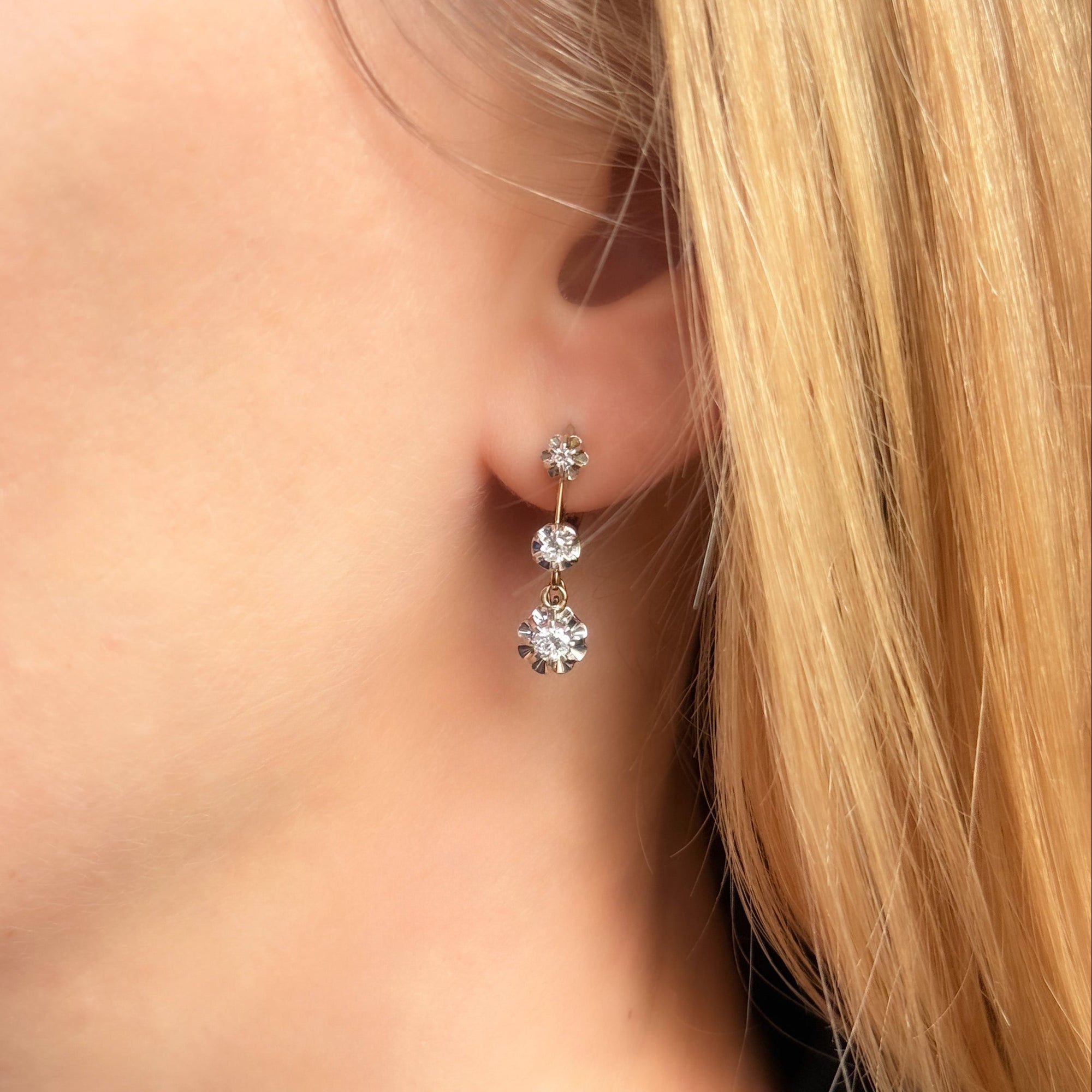 Paire de dormeuses anciennes en or gris 18 carats et platine, ornées de diamants taille ancienne – boucles d’oreilles Belle Époque élégantes et raffinées.