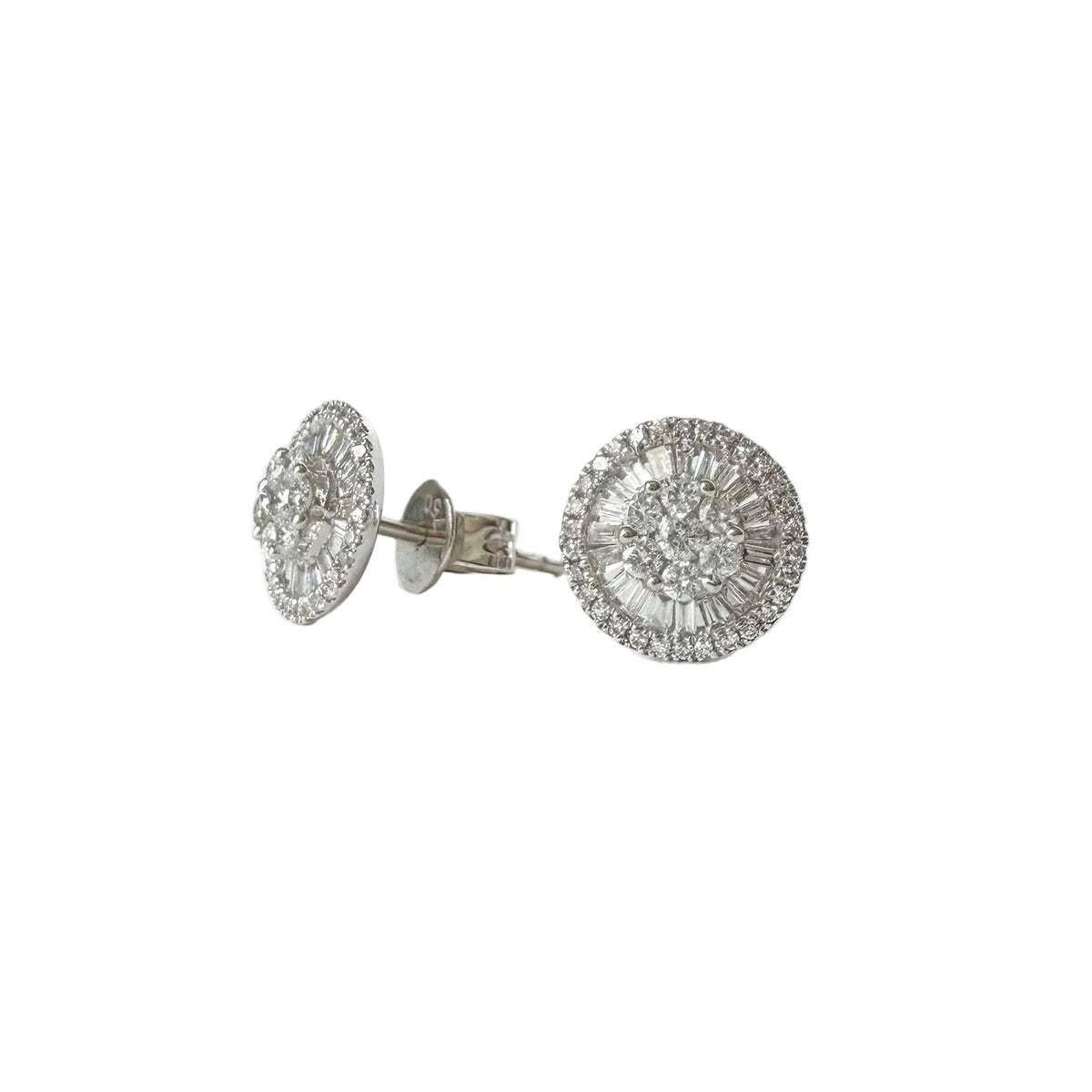 Paire de puces d’oreilles en or blanc 18 carats avec diamants ronds et diamants baguette, fermoirs poussettes belges, bijou moderne et unique.