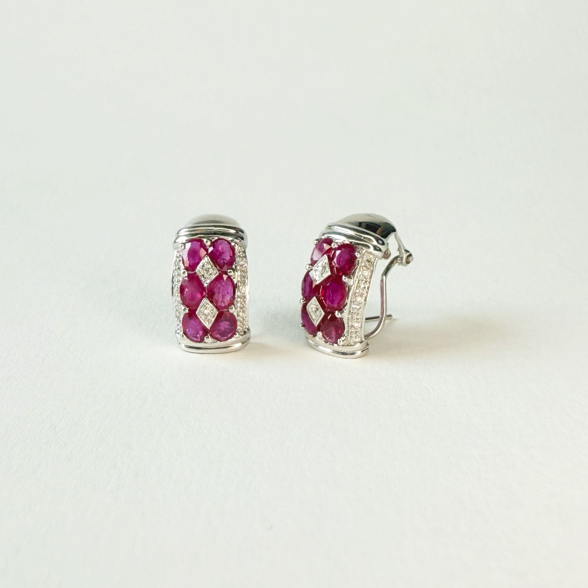 Boucles d'oreilles en or blanc, saphirs et diamants, bijou d'exception ancien. 