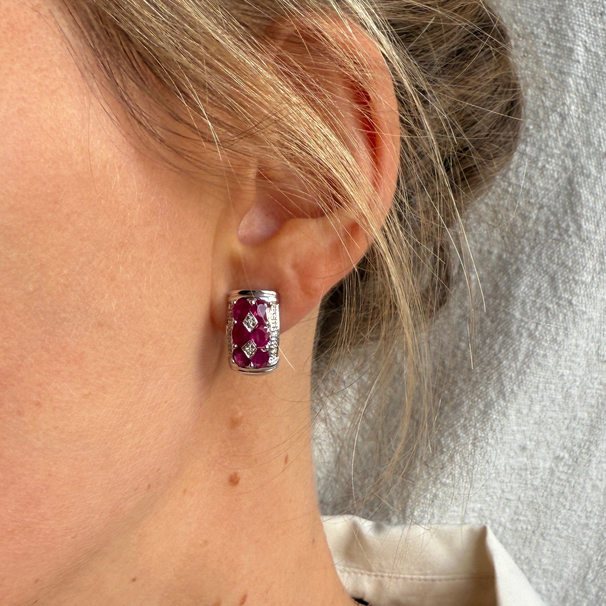 Boucles d'oreilles en or blanc, saphirs et diamants, bijou d'exception ancien. 