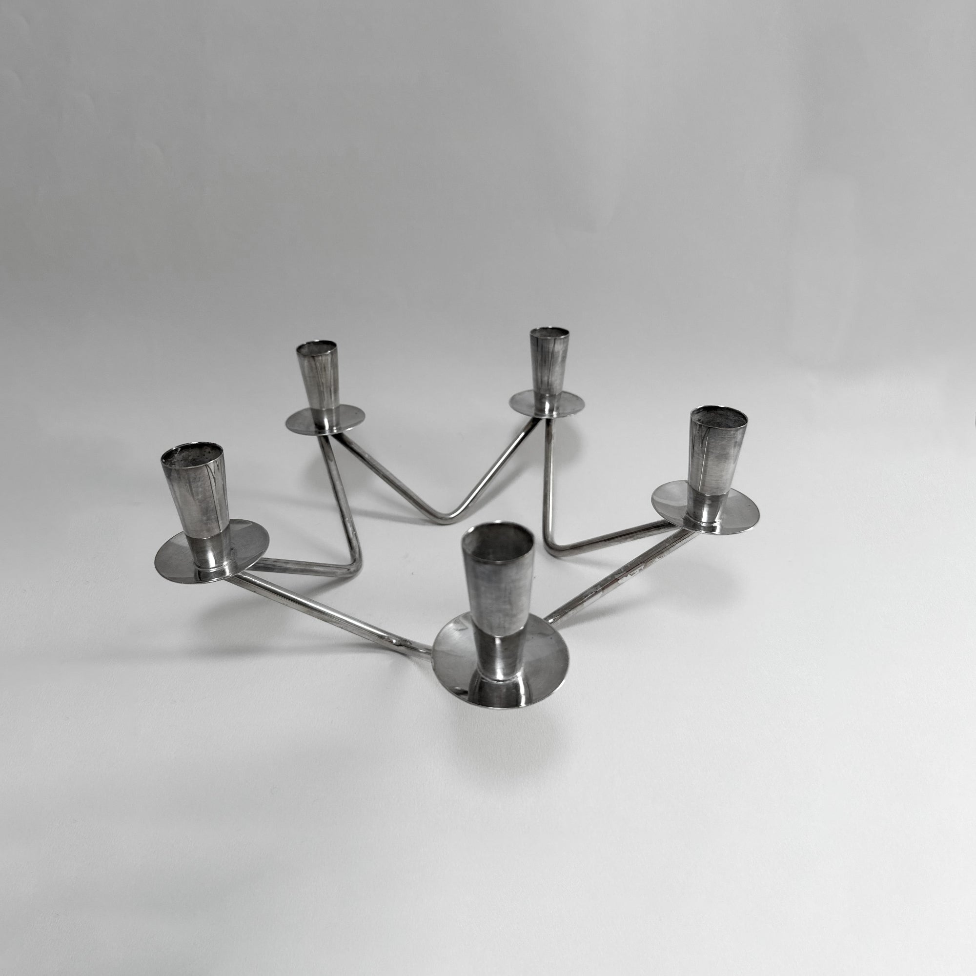 Détail bougeoir Berg métal argenté finition structure tubulaire design moderniste danois