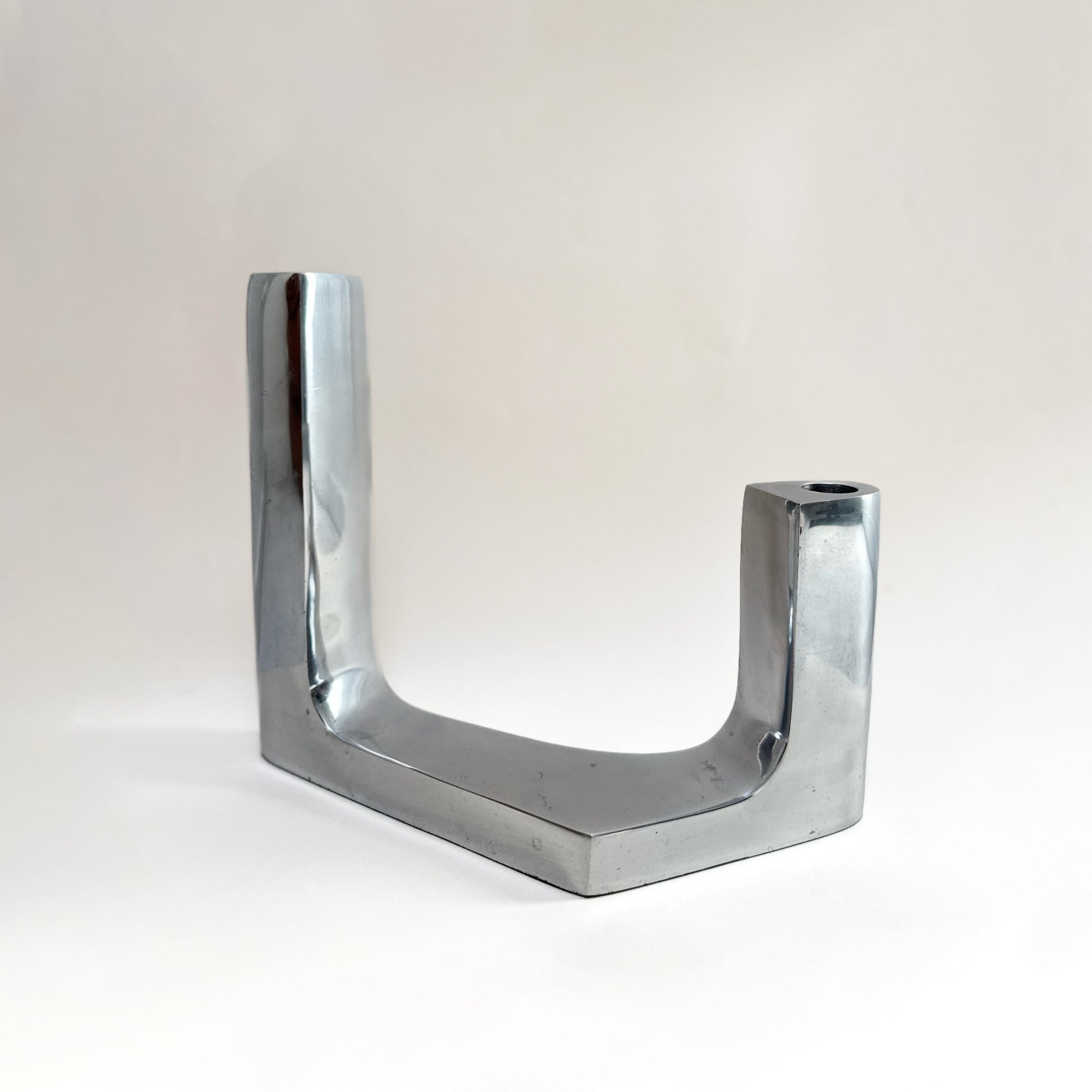 Bougeoir vintage scandinave années 1970 en aluminium chromé, forme U sculpturale à deux bras de lumière, design moderniste Space Age, objet décoration intérieure