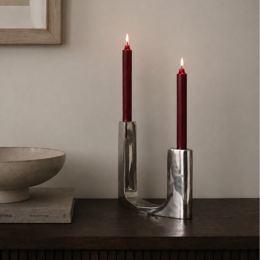 Bougeoir vintage scandinave années 1970 en aluminium chromé, forme U sculpturale à deux bras de lumière, design moderniste Space Age, objet décoration intérieure