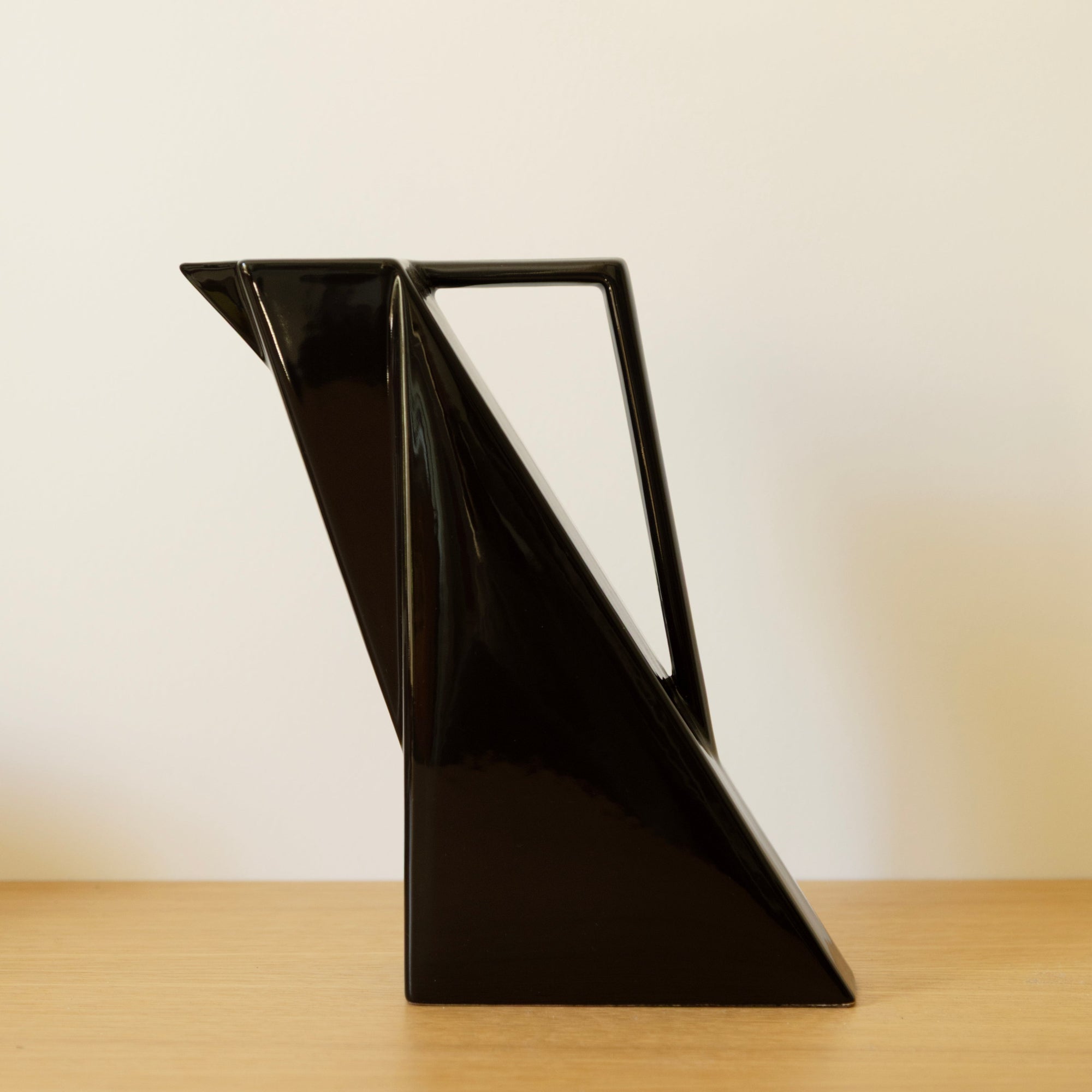 Cafetière en porcelaine émaillée noire design géométrique par Pierre Casenove, style Memphis années 1980