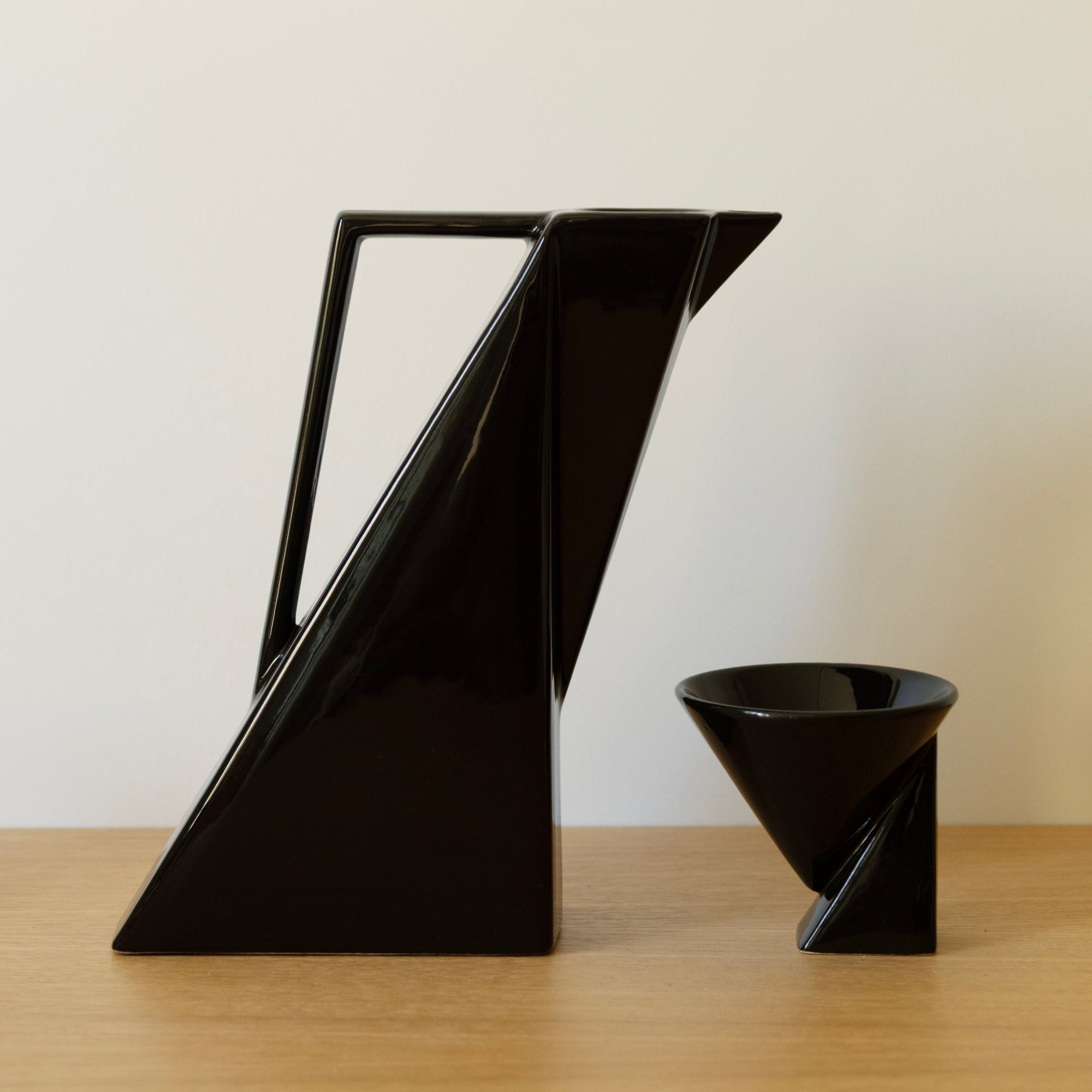 Cafetière en porcelaine émaillée noire design géométrique par Pierre Casenove, style Memphis années 1980