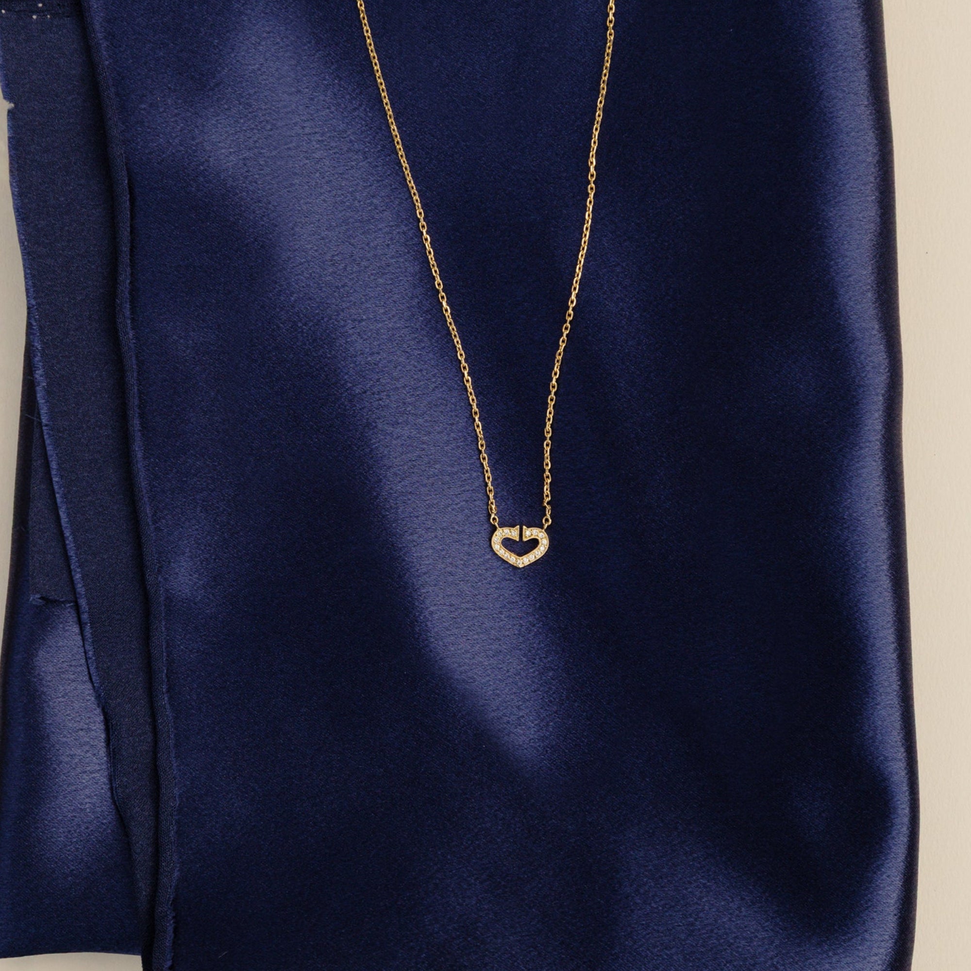 Collier Cartier en or jaune 18 carats et diamants avec un pendentif coeur 