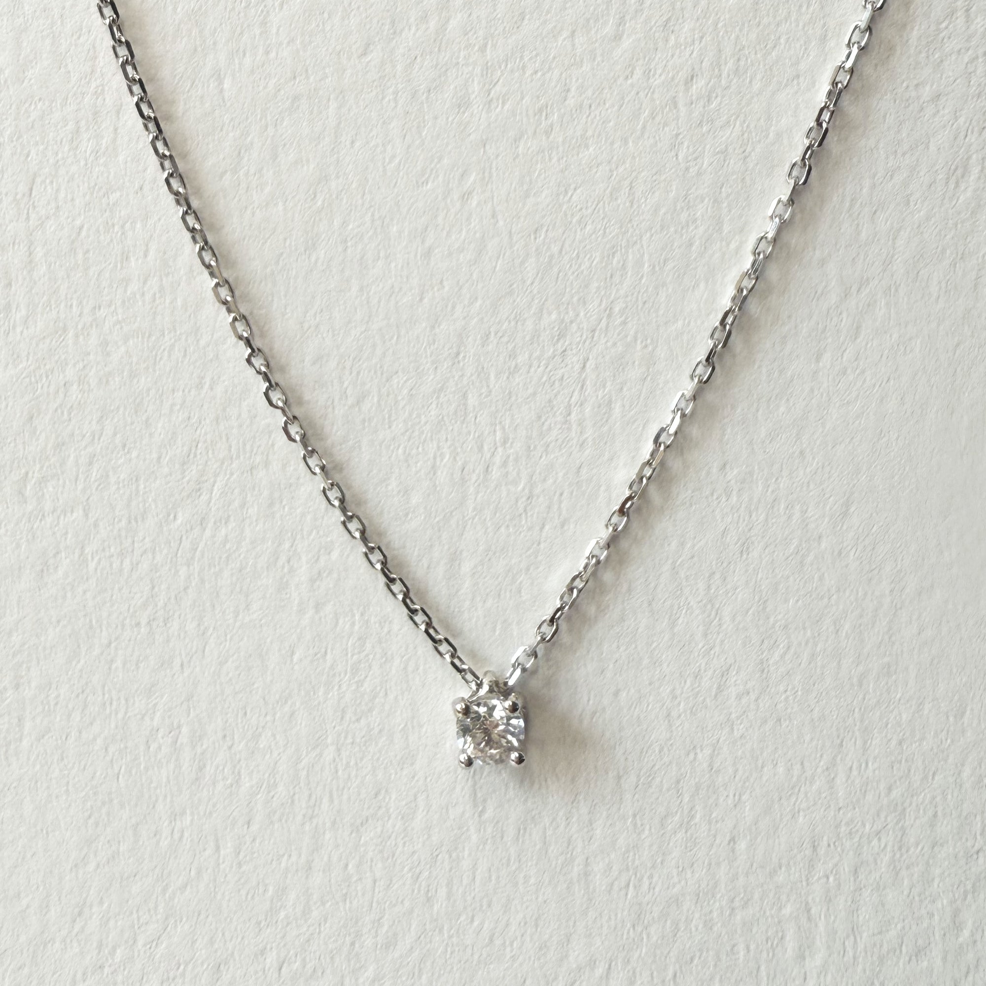 Collier en or blanc 18 carats avec diamant coulissant – modèle n°105. Chaîne fine de 40 cm, diamant serti griffe suspendu en pendentif pour un éclat discret et raffiné. Bijou élégant et minimaliste, idéal au quotidien ou en soirée.