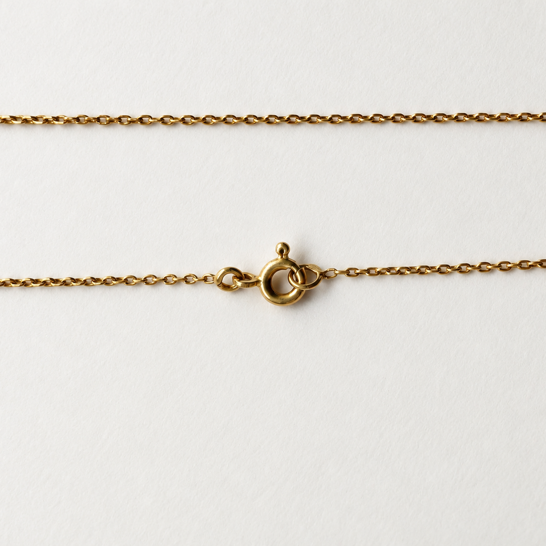 Chaine en or jaune 18 carat à maille forçat, vue du fermoir