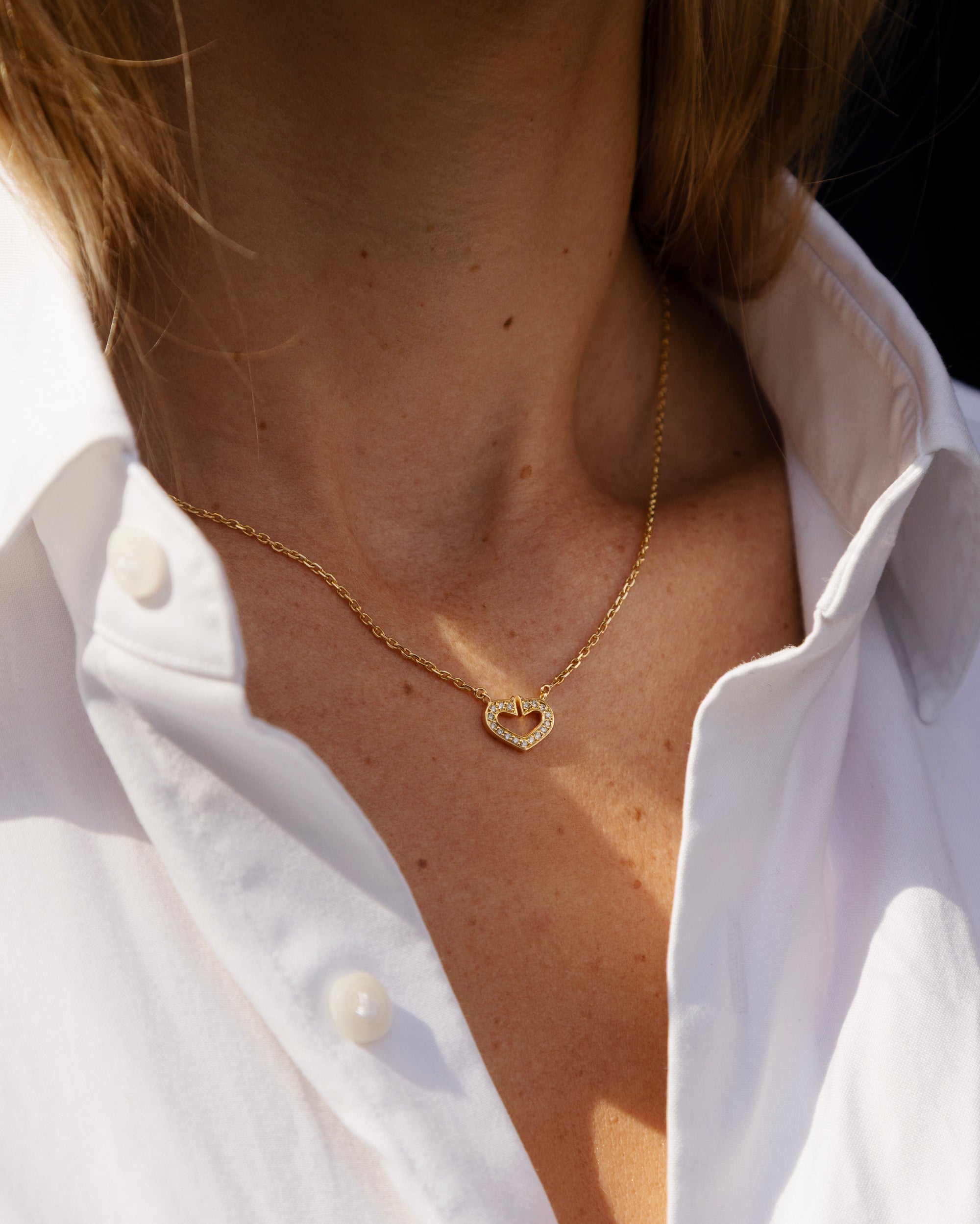 Collier Cartier cœur en or jaune 18 carats et diamants porté autour du cou