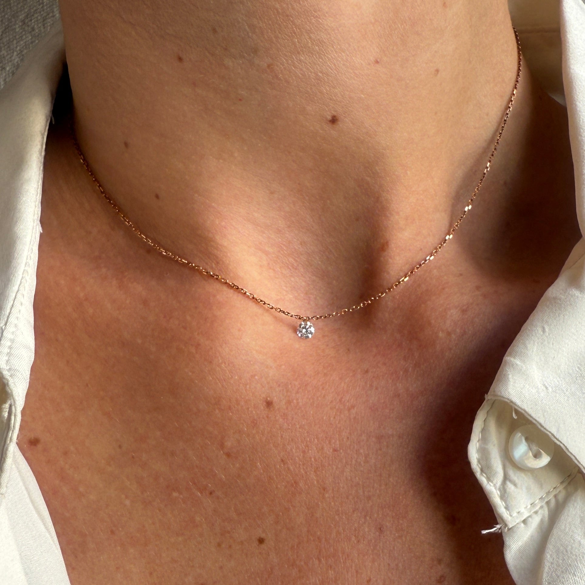 Fine chaine en or rose et un diamant percé coulissant. 