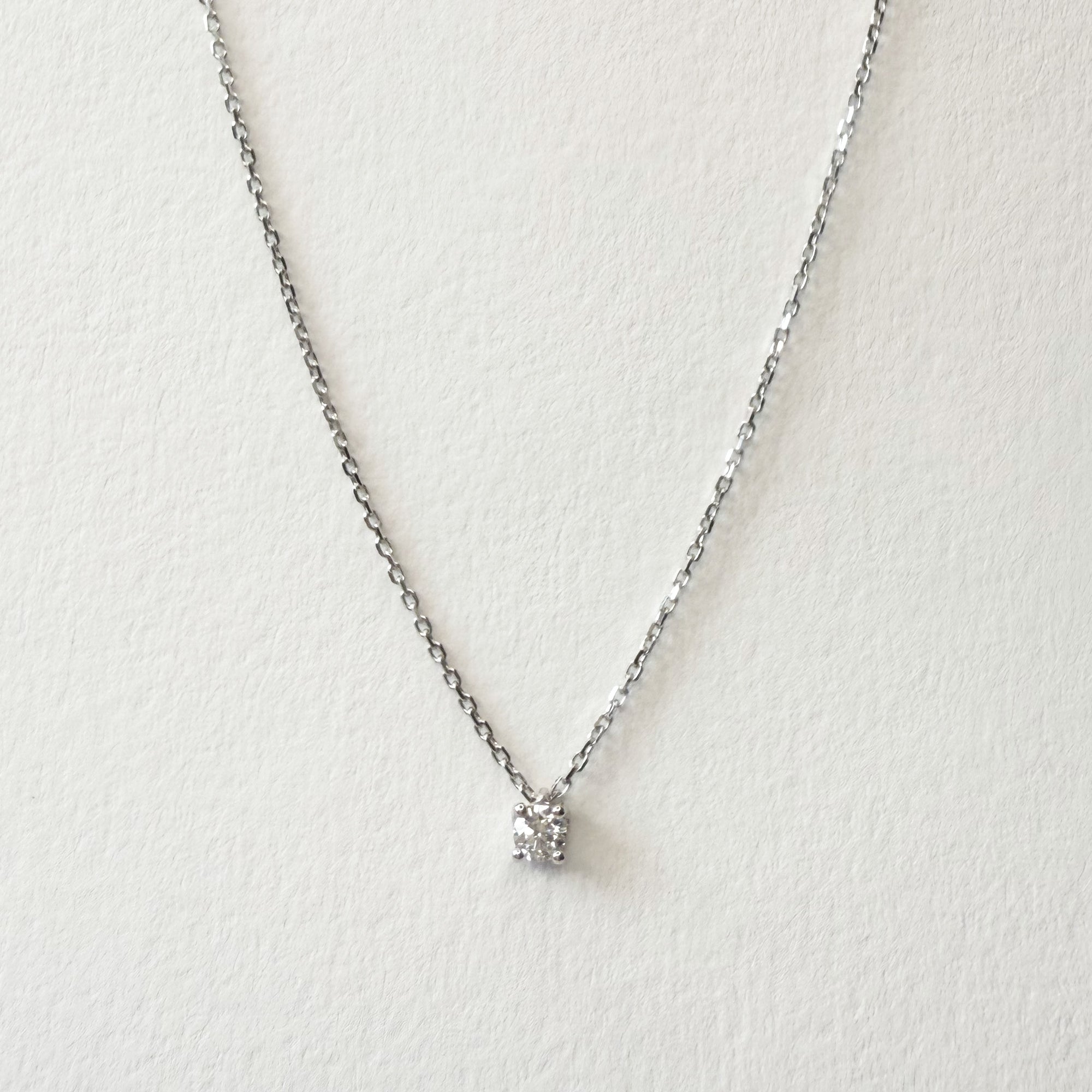 Collier en or blanc 18 carats avec diamant coulissant – modèle n°105. Chaîne fine de 40 cm, diamant serti griffe suspendu en pendentif pour un éclat discret et raffiné. Bijou élégant et minimaliste, idéal au quotidien ou en soirée.
