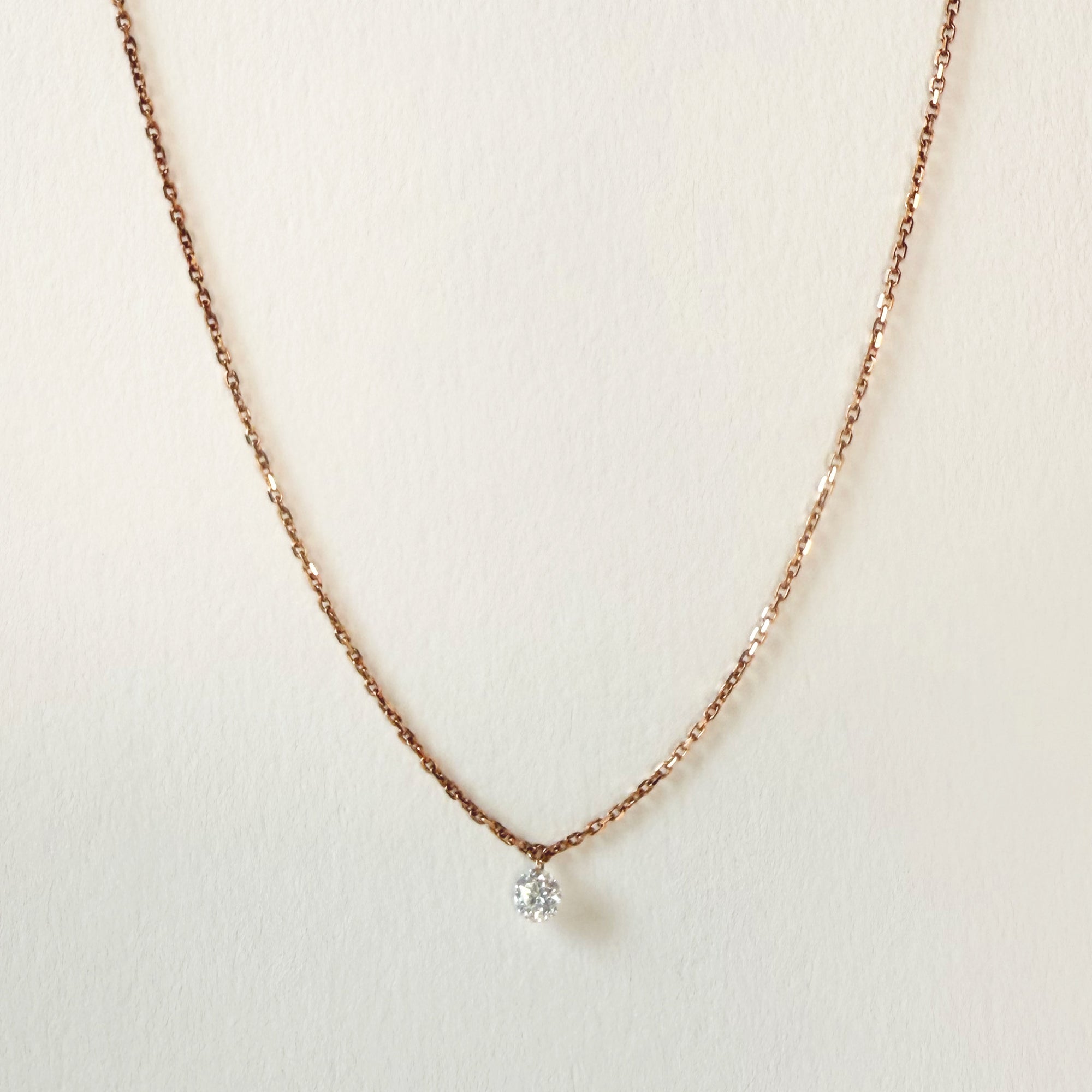 Collier en or blanc 18 carats avec diamant coulissant – modèle n°105. Chaîne fine de 40 cm, diamant serti griffe suspendu en pendentif pour un éclat discret et raffiné. Bijou élégant et minimaliste, idéal au quotidien ou en soirée.