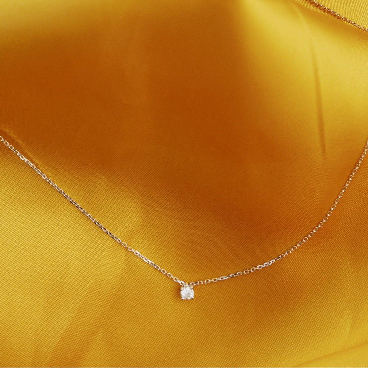 Collier en or blanc et diamant de Maison Labrune, design moderne et élégant, visible en gros plan.