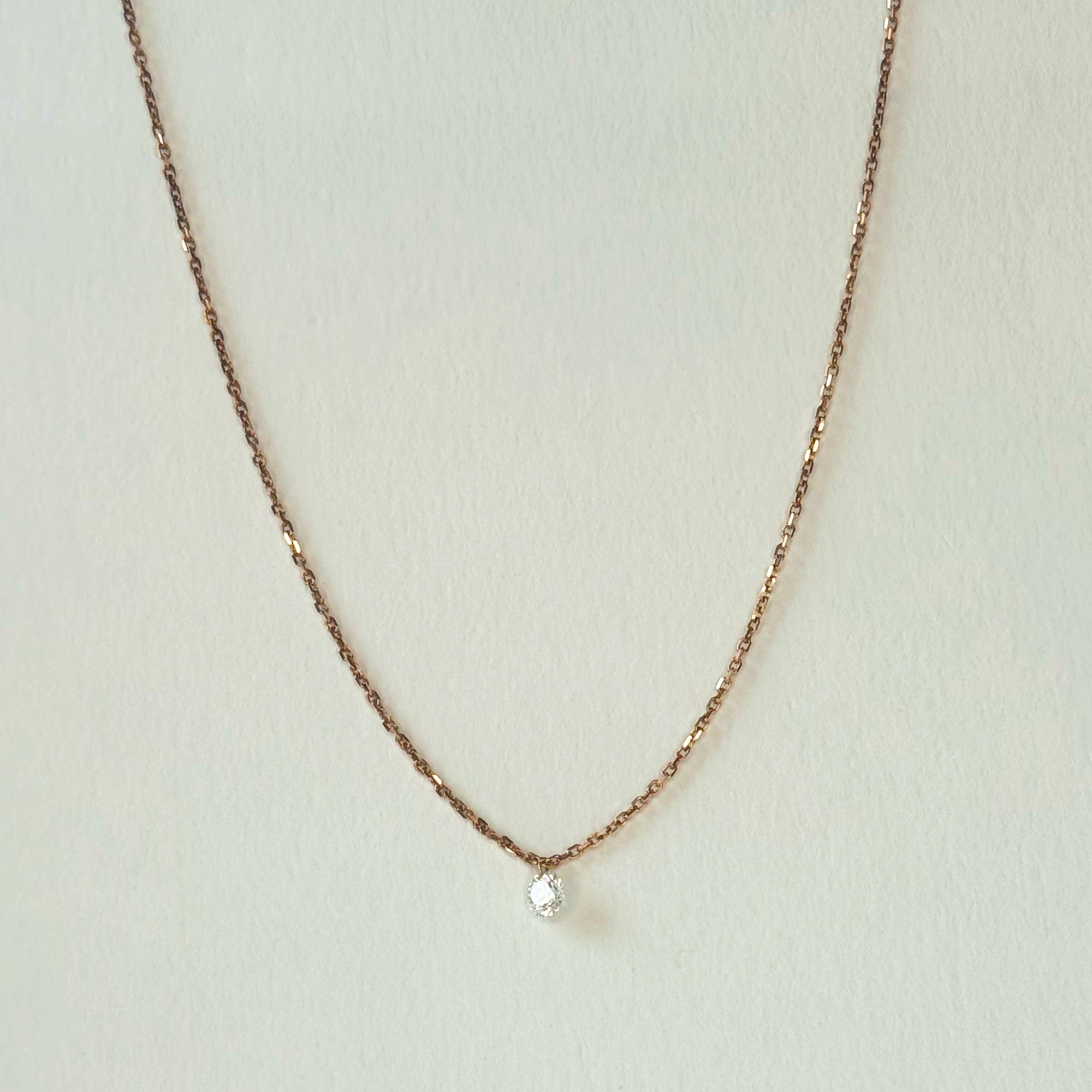 Collier en or blanc 18 carats avec diamant coulissant – modèle n°105. Chaîne fine de 40 cm, diamant serti griffe suspendu en pendentif pour un éclat discret et raffiné. Bijou élégant et minimaliste, idéal au quotidien ou en soirée.