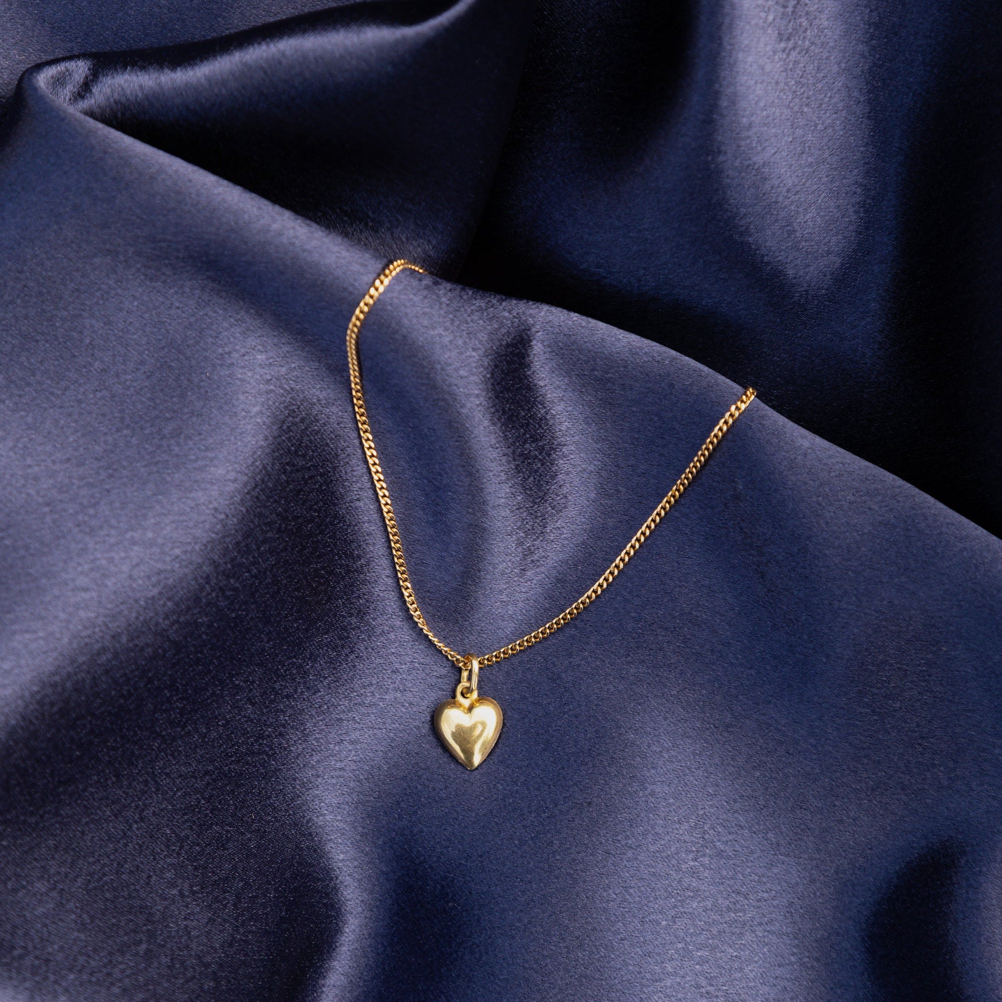 Détail du cœur bombé en or jaune 18 carats, un pendentif vintage des années 1990