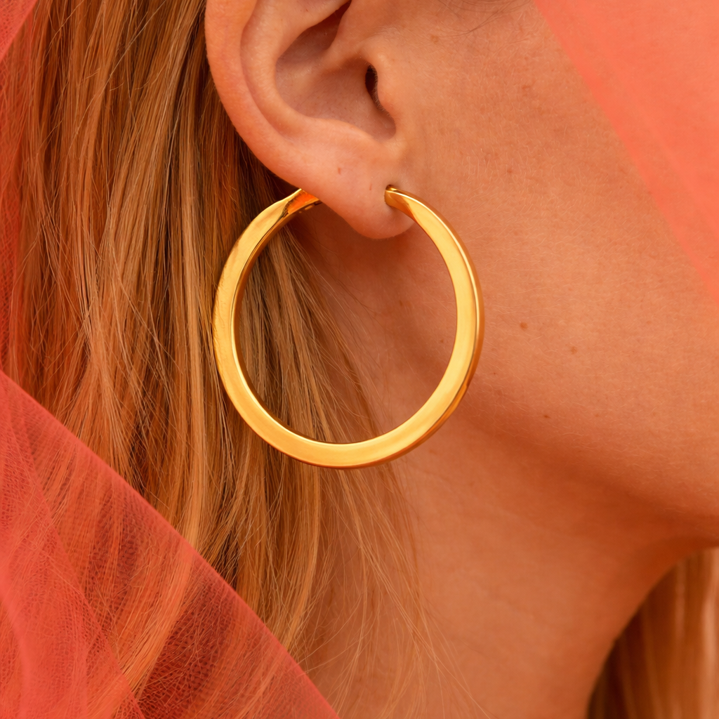 Paire de boucles d’oreilles créoles rondes à section plate en or jaune 18 carats, bijoux vintage des années 1990, pièce unique de luxe.