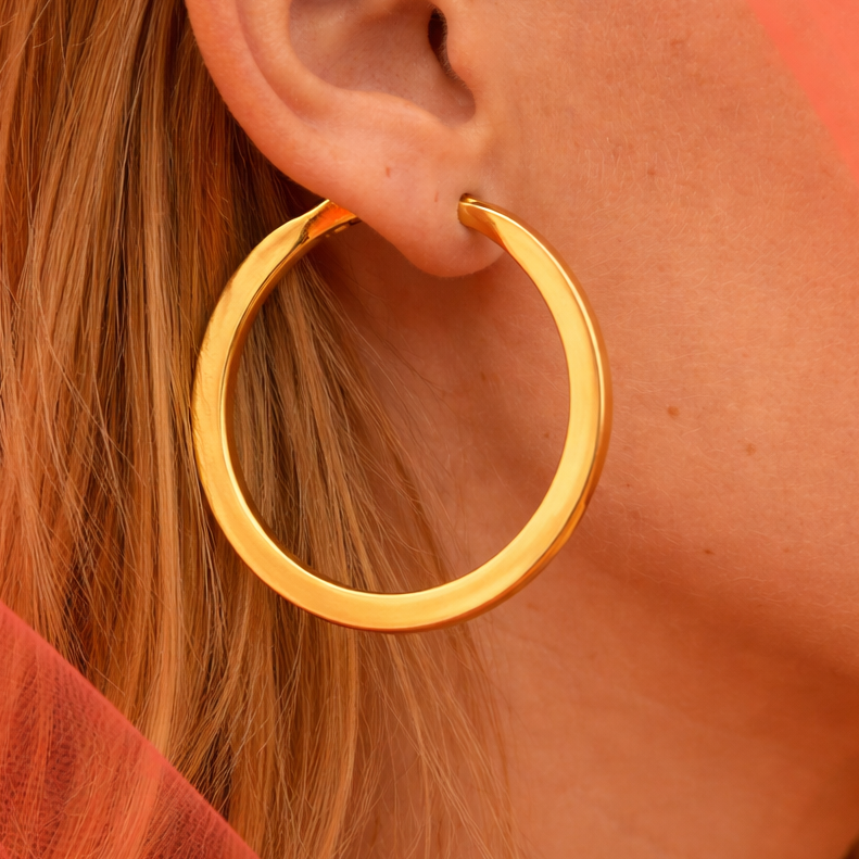 Paire de boucles d’oreilles créoles rondes à section plate en or jaune 18 carats, bijoux vintage des années 1990, pièce unique de luxe.