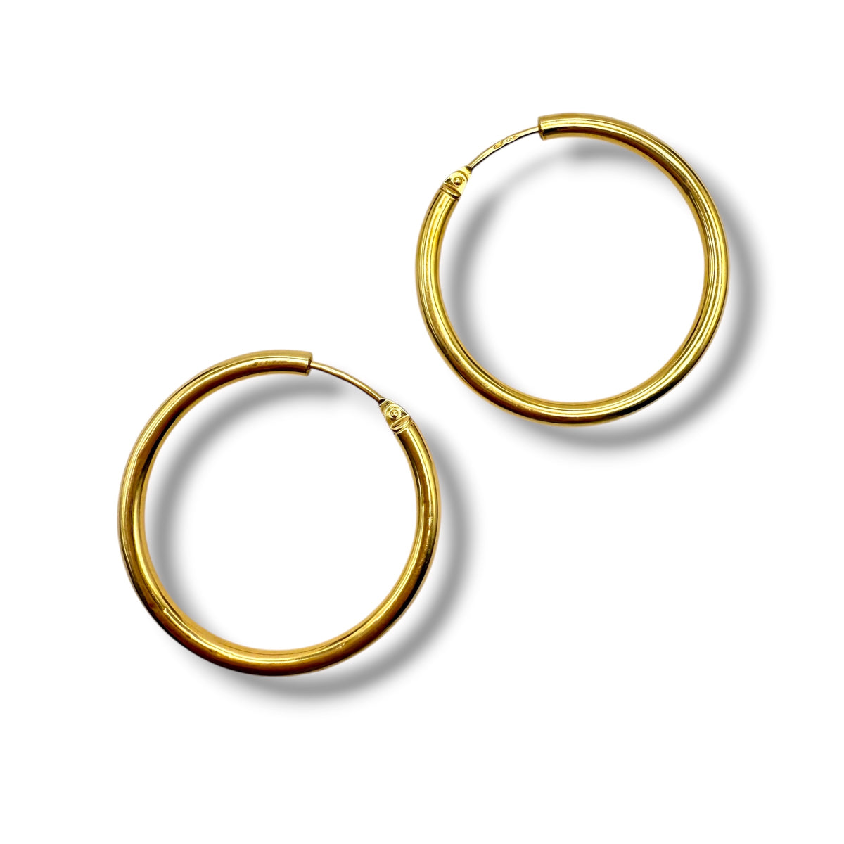 Paire de créoles en or jaune 18 carats fermoir à tiges.