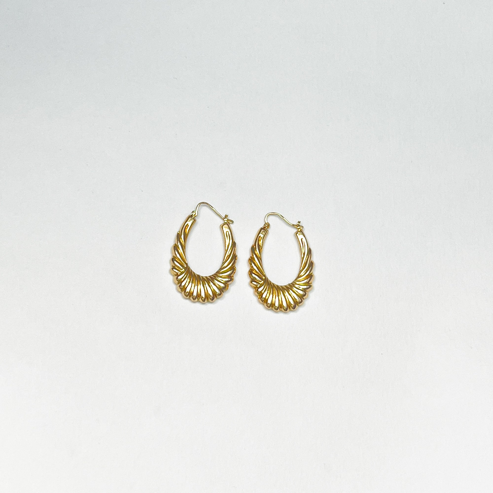 Paire de créoles en or jaune 18 carats à motifs godronnés, boucles d’oreilles élégantes et intemporelles au design lumineux, bijou français de la fin du XXe siècle.