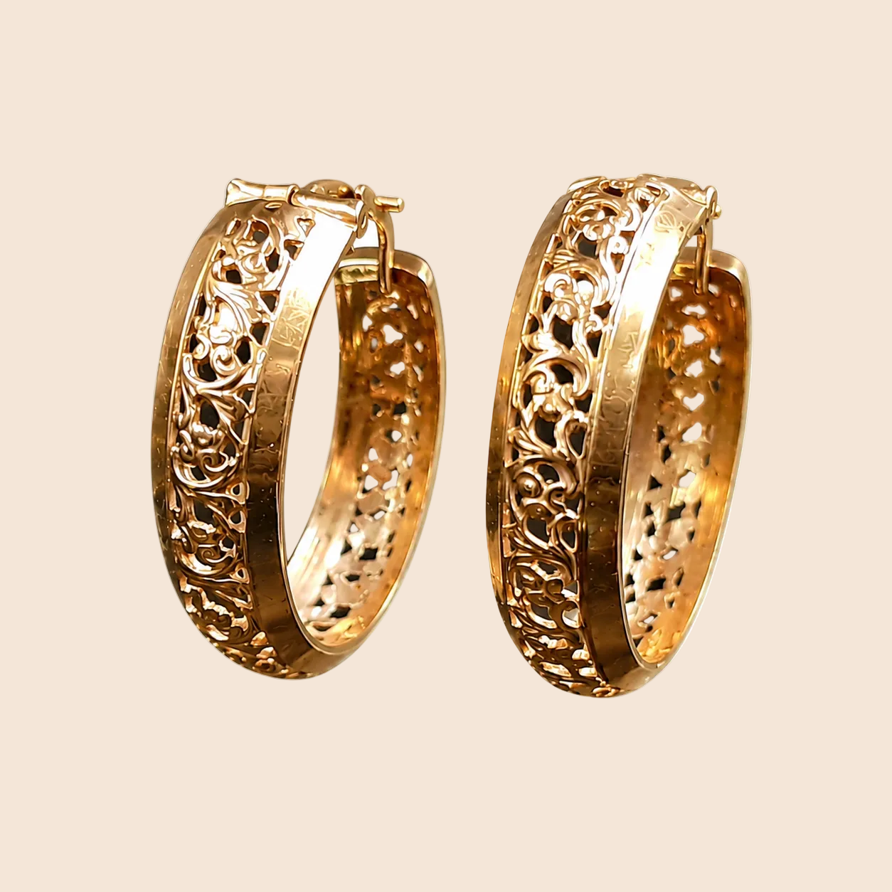 paire de créoles en or jaune anciennes de style orientale. 