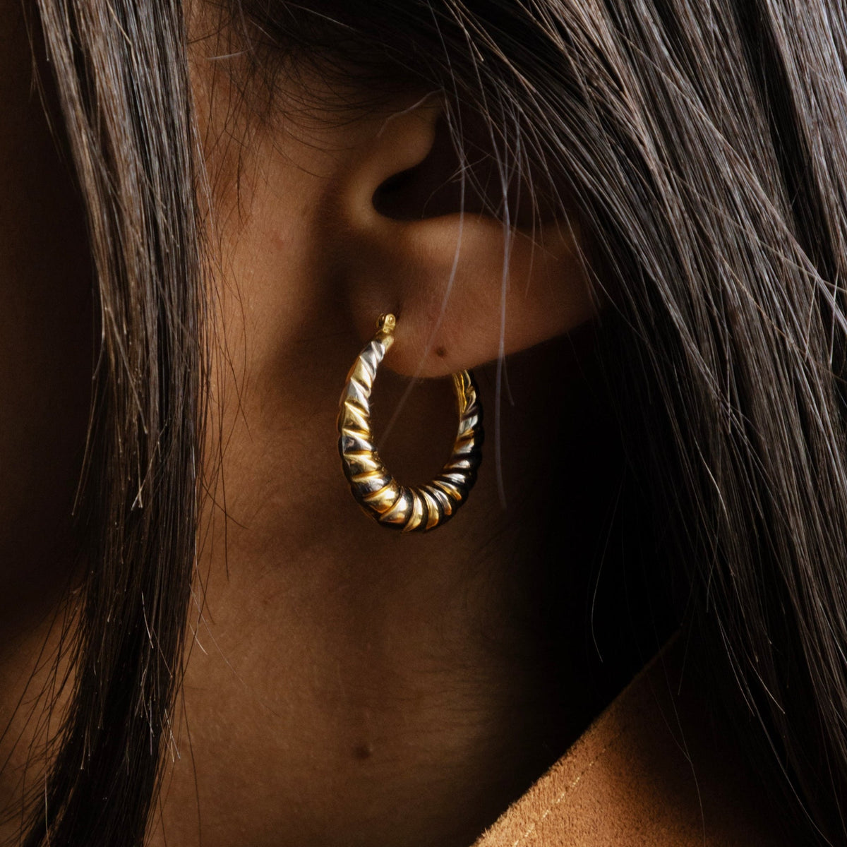 Boucles d'oreilles créoles en or de style années 1970-80, design vintage, portées.