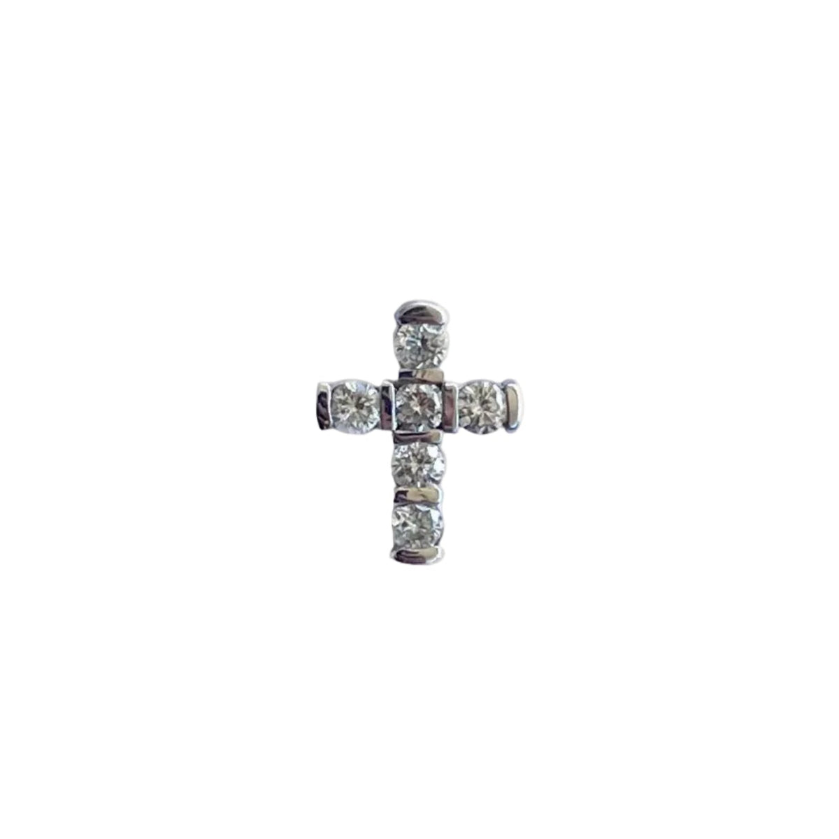 Petit pendentif croix en or gris 18 carats serti de six diamants taille brillant, vue de face.