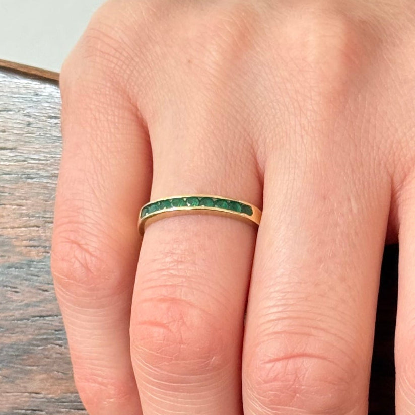 Alliance demi-alliance en or avec émeraudes, bijoux des années 1990, de la marque Maison Labrune, visible en détail.