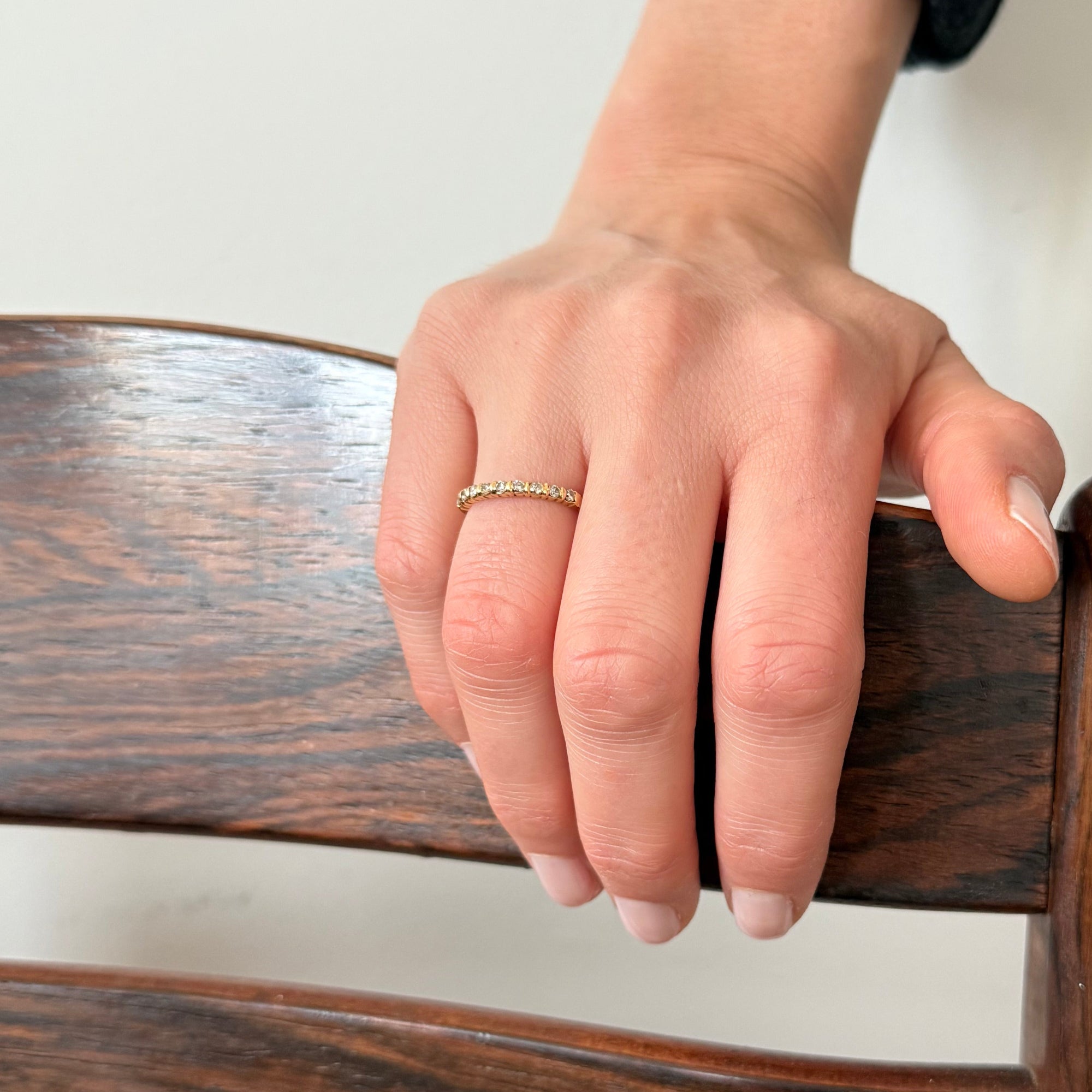 Demi-alliance en or jaune 18 carats et neuf diamants. 